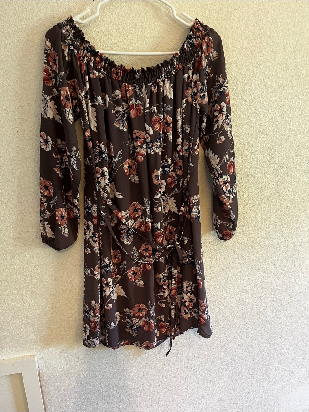 Women’s Dress dark mauve/brown Floral Long-Sleeve Off-Shoulder Dress. M.